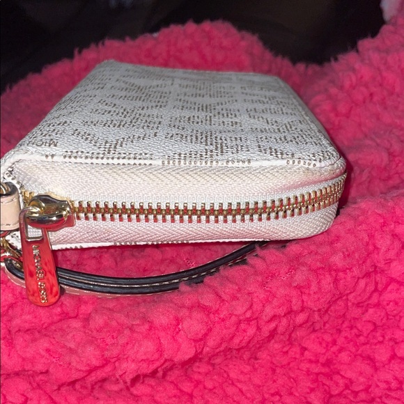Michael Kors Light Tan Wristlet with Gold Accents New 7”W x4”H - Picture 4 of 7